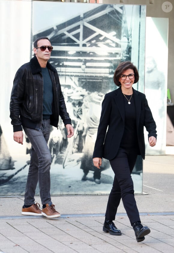 L'actrice a choisi d'aborder ce classique sous l'angle de la mode, avec Anthony Delon qui défile aux côtés de Rachida Dati...
Anthony Delon, Rachida Dati, Ministre de la Culture - I.Huppert a dirigé le tournage de la reproduction du film documentaire muet de 1895 par le regretté cinéaste français Louis Lumière " La Sortie de l'usine Lumière à Lyon " dans le cadre de la 16ème édition du Festival Lumière de Lyon, France, le 19 octobre 2024. © Dominique Jacovides/Bestimage 