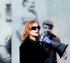 Ce festival 2024 restera gravé dans les mémoires, non seulement pour la remise du prix à Isabelle Huppert, mais aussi pour les moments marquants où la lumière a brillé sur l'histoire du cinéma.
Isabelle Huppert - I.Huppert a dirigé le tournage de la reproduction du film documentaire muet de 1895 par le regretté cinéaste français Louis Lumière " La Sortie de l'usine Lumière à Lyon " dans le cadre de la 16ème édition du Festival Lumière de Lyon, France, le 19 octobre 2024. © Dominique Jacovides/Bestimage