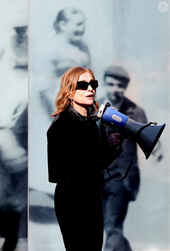 Ce festival 2024 restera gravé dans les mémoires, non seulement pour la remise du prix à Isabelle Huppert, mais aussi pour les moments marquants où la lumière a brillé sur l'histoire du cinéma.
Isabelle Huppert - I.Huppert a dirigé le tournage de la reproduction du film documentaire muet de 1895 par le regretté cinéaste français Louis Lumière " La Sortie de l'usine Lumière à Lyon " dans le cadre de la 16ème édition du Festival Lumière de Lyon, France, le 19 octobre 2024. © Dominique Jacovides/Bestimage