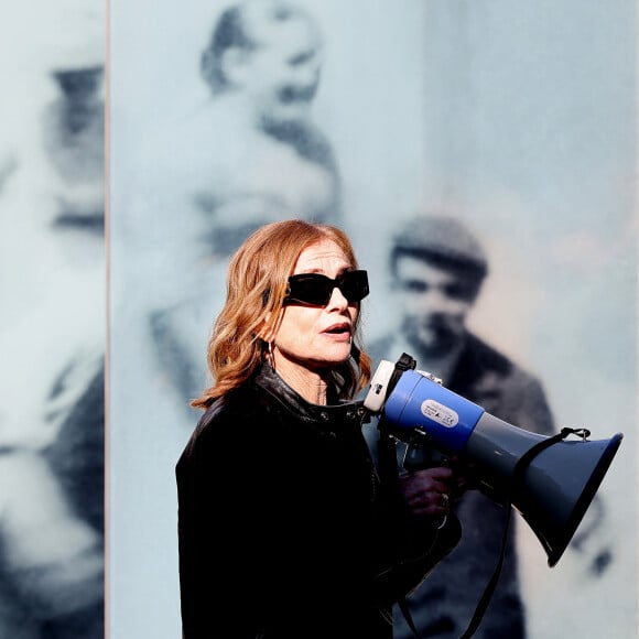 Ce festival 2024 restera gravé dans les mémoires, non seulement pour la remise du prix à Isabelle Huppert, mais aussi pour les moments marquants où la lumière a brillé sur l'histoire du cinéma.
Isabelle Huppert - I.Huppert a dirigé le tournage de la reproduction du film documentaire muet de 1895 par le regretté cinéaste français Louis Lumière " La Sortie de l'usine Lumière à Lyon " dans le cadre de la 16ème édition du Festival Lumière de Lyon, France, le 19 octobre 2024. © Dominique Jacovides/Bestimage