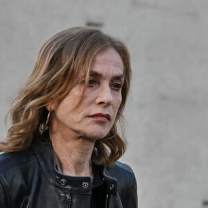 Chaque année, le lauréat du Prix Lumière se voit attribuer une tâche prestigieuse : celle de réinterpréter La Sortie des usines Lumière. Pour cette édition 2024, c'est à Isabelle Huppert que revient cet honneur....
Isabelle Huppert assiste à la reconstitution du tout premier film Sortie D Usines Lumière lors du 16ème Festival du Film Lumière à Lyon, France, le 19 octobre 2024. Photo par Julien Reynaud/APS-Medias/ABACAPRESS.COM