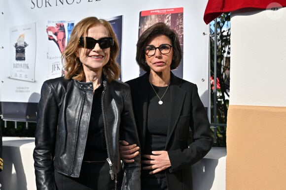 Isabelle Huppert dévoile une plaque commémorative en son honneur aux côtés de la ministre de la Culture Rachida Dati lors du 16e Festival Lumière à Lyon, France, le 19 octobre 2024. Photo par Julien Reynaud/APS-Medias/ABACAPRESS.COM