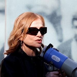 Isabelle Huppert - I.Huppert a dirigé le tournage de la reproduction du film documentaire muet de 1895 par le regretté cinéaste français Louis Lumière « La Sortie de l'usine Lumière à Lyon » dans le cadre de la 16ème édition du Festival Lumière de Lyon, France, le 19 octobre 2024. © Dominique Jacovides/Bestimage  Isabelle Huppert attends the Re-production Of Silent Documentary Film Directed In 1895 By Late French Filmmaker Louis Lumiere during the 16th Film Festival Lumiere In Lyon on October 19, 2024 in Lyon, France. 