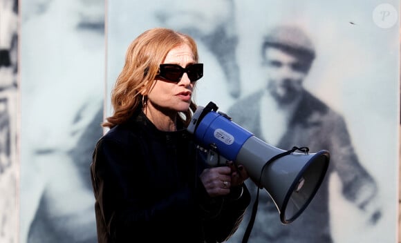 Isabelle Huppert - I.Huppert a dirigé le tournage de la reproduction du film documentaire muet de 1895 par le regretté cinéaste français Louis Lumière « La Sortie de l'usine Lumière à Lyon » dans le cadre de la 16ème édition du Festival Lumière de Lyon, France, le 19 octobre 2024. © Dominique Jacovides/Bestimage  Isabelle Huppert attends the Re-production Of Silent Documentary Film Directed In 1895 By Late French Filmmaker Louis Lumiere during the 16th Film Festival Lumiere In Lyon on October 19, 2024 in Lyon, France. 