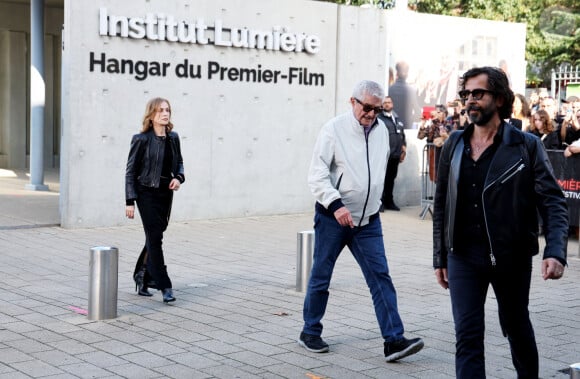 Isabelle Huppert, Claude Lelouch - I.Huppert a dirigé le tournage de la reproduction du film documentaire muet de 1895 par le regretté cinéaste français Louis Lumière « La Sortie de l'usine Lumière à Lyon » dans le cadre de la 16ème édition du Festival Lumière de Lyon, France, le 19 octobre 2024. © Dominique Jacovides/Bestimage  Isabelle Huppert attends the Re-production Of Silent Documentary Film Directed In 1895 By Late French Filmmaker Louis Lumiere during the 16th Film Festival Lumiere In Lyon on October 19, 2024 in Lyon, France. 