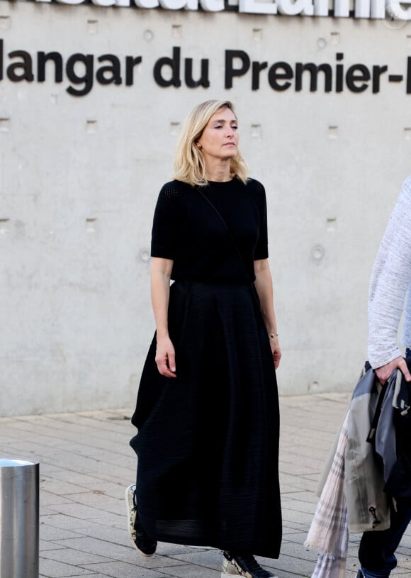 Julie Gayet - I.Huppert a dirigé le tournage de la reproduction du film documentaire muet de 1895 par le regretté cinéaste français Louis Lumière « La Sortie de l'usine Lumière à Lyon » dans le cadre de la 16ème édition du Festival Lumière de Lyon, France, le 19 octobre 2024. © Dominique Jacovides/Bestimage  Isabelle Huppert attends the Re-production Of Silent Documentary Film Directed In 1895 By Late French Filmmaker Louis Lumiere during the 16th Film Festival Lumiere In Lyon on October 19, 2024 in Lyon, France. 