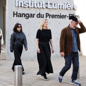 Camélia Jordana, Julie Gayet - I.Huppert a dirigé le tournage de la reproduction du film documentaire muet de 1895 par le regretté cinéaste français Louis Lumière « La Sortie de l'usine Lumière à Lyon » dans le cadre de la 16ème édition du Festival Lumière de Lyon, France, le 19 octobre 2024. © Dominique Jacovides/Bestimage  Isabelle Huppert attends the Re-production Of Silent Documentary Film Directed In 1895 By Late French Filmmaker Louis Lumiere during the 16th Film Festival Lumiere In Lyon on October 19, 2024 in Lyon, France. 