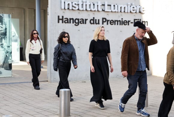 Camélia Jordana, Julie Gayet - I.Huppert a dirigé le tournage de la reproduction du film documentaire muet de 1895 par le regretté cinéaste français Louis Lumière « La Sortie de l'usine Lumière à Lyon » dans le cadre de la 16ème édition du Festival Lumière de Lyon, France, le 19 octobre 2024. © Dominique Jacovides/Bestimage  Isabelle Huppert attends the Re-production Of Silent Documentary Film Directed In 1895 By Late French Filmmaker Louis Lumiere during the 16th Film Festival Lumiere In Lyon on October 19, 2024 in Lyon, France. 