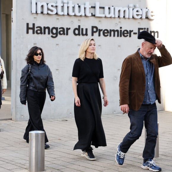 Camélia Jordana, Julie Gayet - I.Huppert a dirigé le tournage de la reproduction du film documentaire muet de 1895 par le regretté cinéaste français Louis Lumière « La Sortie de l'usine Lumière à Lyon » dans le cadre de la 16ème édition du Festival Lumière de Lyon, France, le 19 octobre 2024. © Dominique Jacovides/Bestimage  Isabelle Huppert attends the Re-production Of Silent Documentary Film Directed In 1895 By Late French Filmmaker Louis Lumiere during the 16th Film Festival Lumiere In Lyon on October 19, 2024 in Lyon, France. 