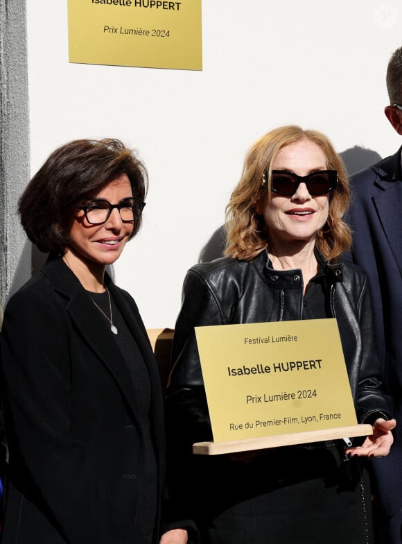 Rachida Dati, Ministre de la Culture, Isabelle Huppert - I.Huppert a dévoilé une plaque à son nom sur l'une des façades de l'institut Lumière dédié aux Prix Lumiére dans le cadre de la 16ème édition du Festival Lumière de Lyon, France, le 19 octobre 2024. © Dominic Jacovides/Bestimage  Isabelle Huppert attends the Isabelle Huppert's Plaque Unvelling during the 16th Film Festival Lumiere In Lyon on October 19, 2024 in Lyon, France.