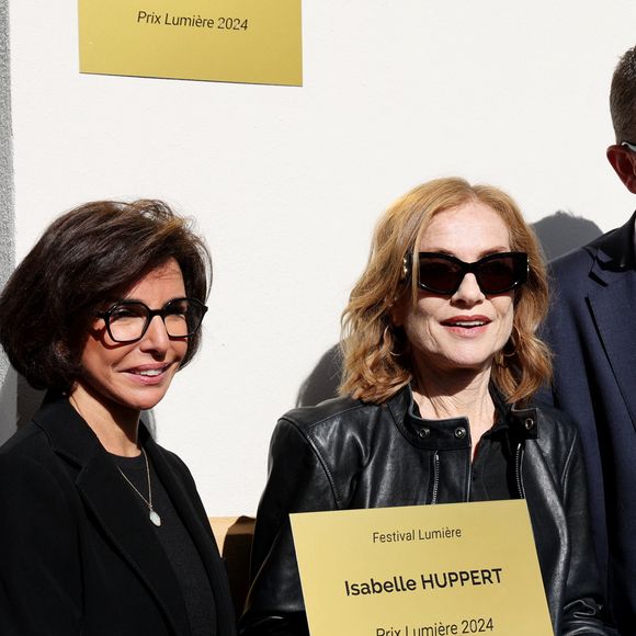 Rachida Dati, Ministre de la Culture, Isabelle Huppert - I.Huppert a dévoilé une plaque à son nom sur l'une des façades de l'institut Lumière dédié aux Prix Lumiére dans le cadre de la 16ème édition du Festival Lumière de Lyon, France, le 19 octobre 2024. © Dominic Jacovides/Bestimage  Isabelle Huppert attends the Isabelle Huppert's Plaque Unvelling during the 16th Film Festival Lumiere In Lyon on October 19, 2024 in Lyon, France.