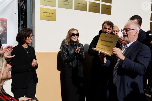 Rachida Dati, Ministre de la Culture, Isabelle Huppert, Grégory Doucet, Maire de Lyon, Thierry Frémaux - I.Huppert a dévoilé une plaque à son nom sur l'une des façades de l'institut Lumière dédié aux Prix Lumiére dans le cadre de la 16ème édition du Festival Lumière de Lyon, France, le 19 octobre 2024. © Dominic Jacovides/Bestimage  Isabelle Huppert attends the Isabelle Huppert's Plaque Unvelling during the 16th Film Festival Lumiere In Lyon on October 19, 2024 in Lyon, France.