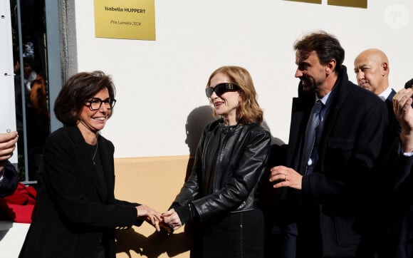 Rachida Dati, Ministre de la Culture, Isabelle Huppert, Grégory Doucet, Maire de Lyon - I.Huppert a dévoilé une plaque à son nom sur l'une des façades de l'institut Lumière dédié aux Prix Lumiére dans le cadre de la 16ème édition du Festival Lumière de Lyon, France, le 19 octobre 2024. © Dominic Jacovides/Bestimage  Isabelle Huppert attends the Isabelle Huppert's Plaque Unvelling during the 16th Film Festival Lumiere In Lyon on October 19, 2024 in Lyon, France.