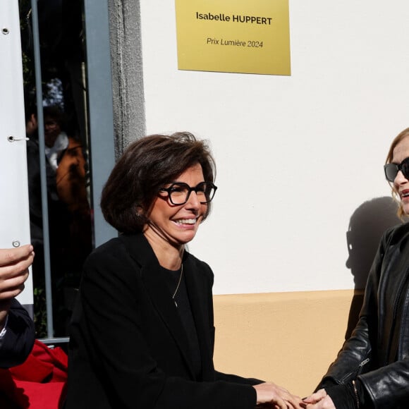 Rachida Dati, Ministre de la Culture, Isabelle Huppert, Grégory Doucet, Maire de Lyon - I.Huppert a dévoilé une plaque à son nom sur l'une des façades de l'institut Lumière dédié aux Prix Lumiére dans le cadre de la 16ème édition du Festival Lumière de Lyon, France, le 19 octobre 2024. © Dominic Jacovides/Bestimage  Isabelle Huppert attends the Isabelle Huppert's Plaque Unvelling during the 16th Film Festival Lumiere In Lyon on October 19, 2024 in Lyon, France.