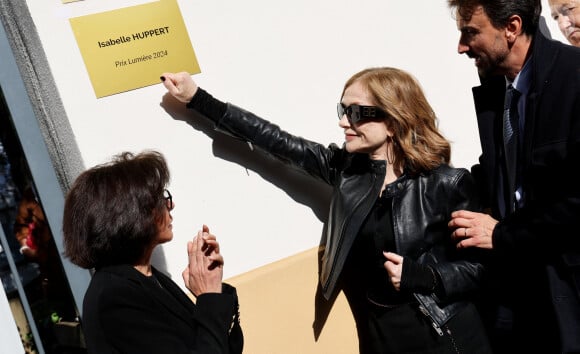 Rachida Dati, Ministre de la Culture, Isabelle Huppert, Grégory Doucet, Maire de Lyon - I.Huppert a dévoilé une plaque à son nom sur l'une des façades de l'institut Lumière dédié aux Prix Lumiére dans le cadre de la 16ème édition du Festival Lumière de Lyon, France, le 19 octobre 2024. © Dominic Jacovides/Bestimage  Isabelle Huppert attends the Isabelle Huppert's Plaque Unvelling during the 16th Film Festival Lumiere In Lyon on October 19, 2024 in Lyon, France.