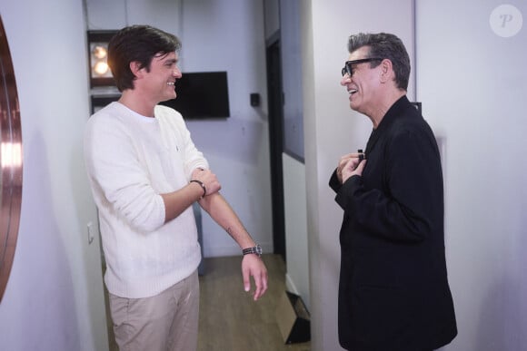 Exclusif - Alain-Fabien Delon avec Marc Lavoine en backstage de de l'émission "C à Vous" à Paris, France, le 18 octobre 2024. © Cyril Moreau/Bestimage 