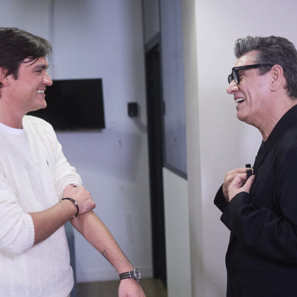 Exclusif - Alain-Fabien Delon avec Marc Lavoine en backstage de de l'émission "C à Vous" à Paris, France, le 18 octobre 2024. © Cyril Moreau/Bestimage 