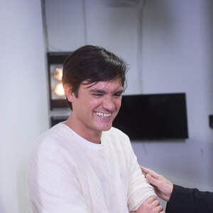 Exclusif - Alain-Fabien Delon avec Marc Lavoine en backstage de de l'émission "C à Vous" à Paris, France, le 18 octobre 2024. © Cyril Moreau/Bestimage 