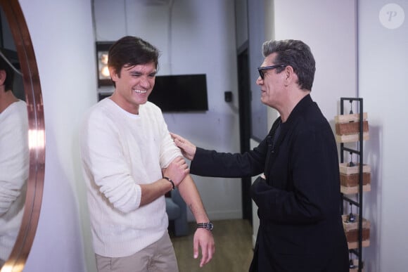 Exclusif - Alain-Fabien Delon avec Marc Lavoine en backstage de de l'émission "C à Vous" à Paris, France, le 18 octobre 2024. © Cyril Moreau/Bestimage 