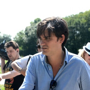 Anthony Delon et son demi-frère Alain-Fabien découvrent les hommages devant les grilles de la propriété de Douchy, quelques heures avant les obsèques de leur père, A.Delon, le 24 août 2024. Décédé le 18 août 2024, l'acteur a rendu son dernier souffle, entouré des siens dans sa propriété de Douchy, où il sera inhumé, le 24 août 2024 vers 17 heures dans une chapelle, construite il y a une vingtaine d'années. 