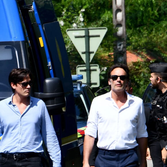 Anthony Delon et son demi-frère Alain-Fabien découvrent les hommages devant les grilles de la propriété de Douchy, quelques heures avant les obsèques de leur père, A.Delon, le 24 août 2024. Décédé le 18 août 2024, l'acteur a rendu son dernier souffle, entouré des siens dans sa propriété de Douchy, où il sera inhumé, le 24 août 2024 vers 17 heures dans une chapelle, construite il y a une vingtaine d'années. 