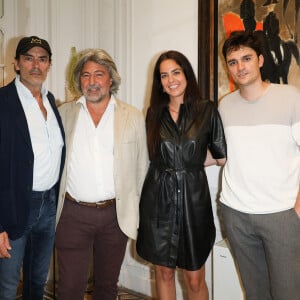 Exclusif - Anthony Delon, Arnaud Cornette de Saint Cyr, Anouchka Delon et Alain-Fabien Delon au cocktail à l'issue de la conférence de presse pour la vente de la collection Alain Delon chez Bonhams Cornette de Saint Cyr à Paris le 19 juin 2023. Après une tournée internationale d'abord à Bruxelles les 19 et 20 avril, New York du 5 au 9 mai, puis à Hong Kong du 24 au 27 mai et enfin à Genève du 1er au 3 juin, "Alain Delon, 60 ans de passion" sera présentée au feu des enchères par Bonhams Cornette de Saint Cyr le jeudi 22 juin dans les salons de l'avenue Hoche. Riche en oeuvres sculptées et avec un beau corpus de dessins de la Renaissance italienne et de rares feuilles des grands maîtres français du XIXe siècle, la collection d'Alain Delon est composée de 80 chefs d'oeuvre des plus grands noms de l'Histoire de l'Art : Véronèse, Beccafumi, Corot, Delacroix, Millet, Dufy, Gleizes et bien d'autres pour une estimation globale de 4 à 5 millions d'euros. © Coadic Guirec/Bestimage 