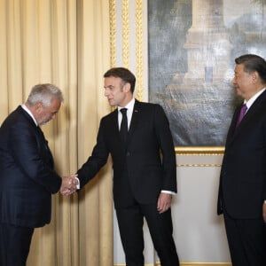 Le cinéaste français Luc Besson aux côtés du président chinois Xi Jinping (3e à gauche) et du président français Emmanuel Macron (2e à gauche), lors des présentations avant un dîner d'État officiel dans le cadre de la visite d'État de deux jours du président chinois en France, au palais de l'Élysée à Paris, le 6 mai 2024. © Eliot Blondet / Pool / Bestimage