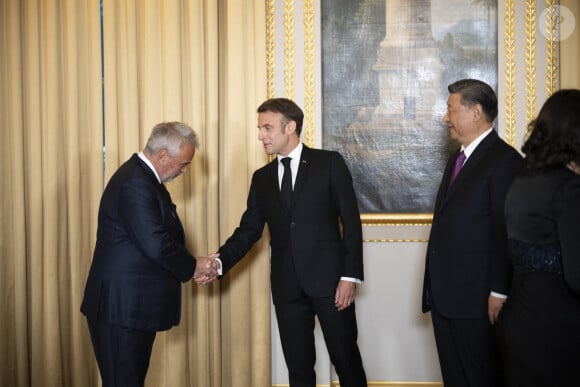 Le cinéaste français Luc Besson aux côtés du président chinois Xi Jinping (3e à gauche) et du président français Emmanuel Macron (2e à gauche), lors des présentations avant un dîner d'État officiel dans le cadre de la visite d'État de deux jours du président chinois en France, au palais de l'Élysée à Paris, le 6 mai 2024. © Eliot Blondet / Pool / Bestimage