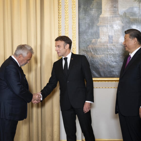 Le cinéaste français Luc Besson aux côtés du président chinois Xi Jinping (3e à gauche) et du président français Emmanuel Macron (2e à gauche), lors des présentations avant un dîner d'État officiel dans le cadre de la visite d'État de deux jours du président chinois en France, au palais de l'Élysée à Paris, le 6 mai 2024. © Eliot Blondet / Pool / Bestimage