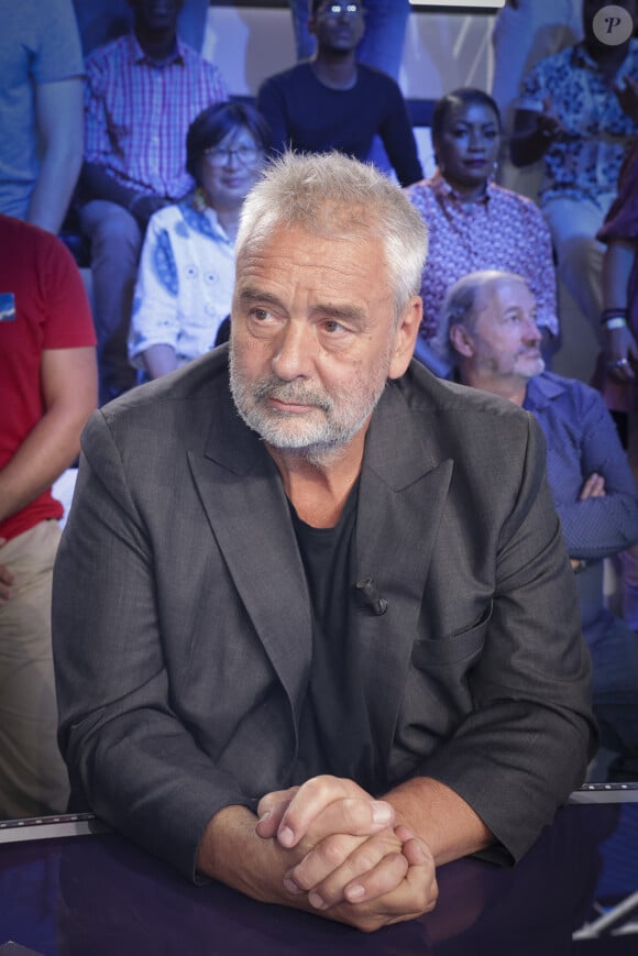 Selon nos confrères, le cinéaste l'avait achetée fin 2007 pour 10 millions d'euros, désormais, il souhaite la vendre à 75 millions de dollars.
Exclusif - Luc Besson - Sur le plateau de l'émission TPMP (Touche Pas à Mon Poste) présentée en direct par C.Hanouna et diffusée sur C8 - Paris le 26/09/2023 - © Jack Tribeca / Bestimage 