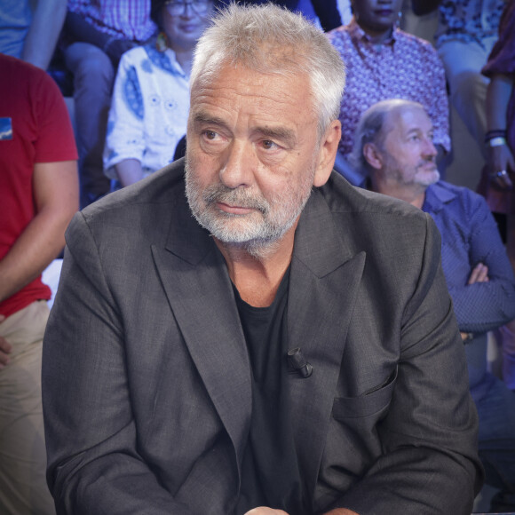 Selon nos confrères, le cinéaste l'avait achetée fin 2007 pour 10 millions d'euros, désormais, il souhaite la vendre à 75 millions de dollars.
Exclusif - Luc Besson - Sur le plateau de l'émission TPMP (Touche Pas à Mon Poste) présentée en direct par C.Hanouna et diffusée sur C8 - Paris le 26/09/2023 - © Jack Tribeca / Bestimage 