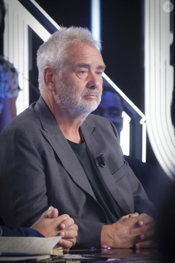 Exclusif - Luc Besson - Sur le plateau de l'émission TPMP (Touche Pas à Mon Poste) présentée en direct par C.Hanouna et diffusée sur C8 - Paris le 26/09/2023 - © Jack Tribeca / Bestimage 