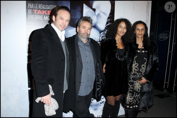 Vincent Perez, Luc Besson accompagnés de leurs épouses respectives Karine et Virginie Silla - Avant première du film 'From Paris With Love', au cinéma UGC Normandy.