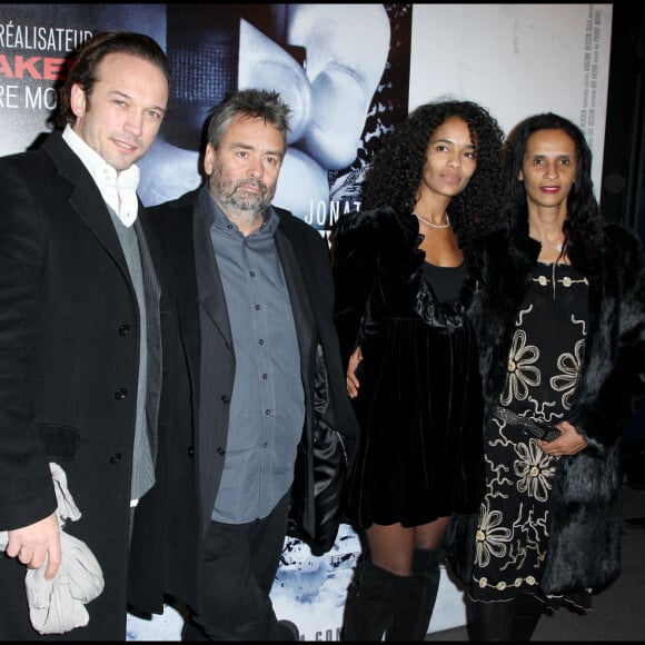 Vincent Perez, Luc Besson accompagnés de leurs épouses respectives Karine et Virginie Silla - Avant première du film 'From Paris With Love', au cinéma UGC Normandy.