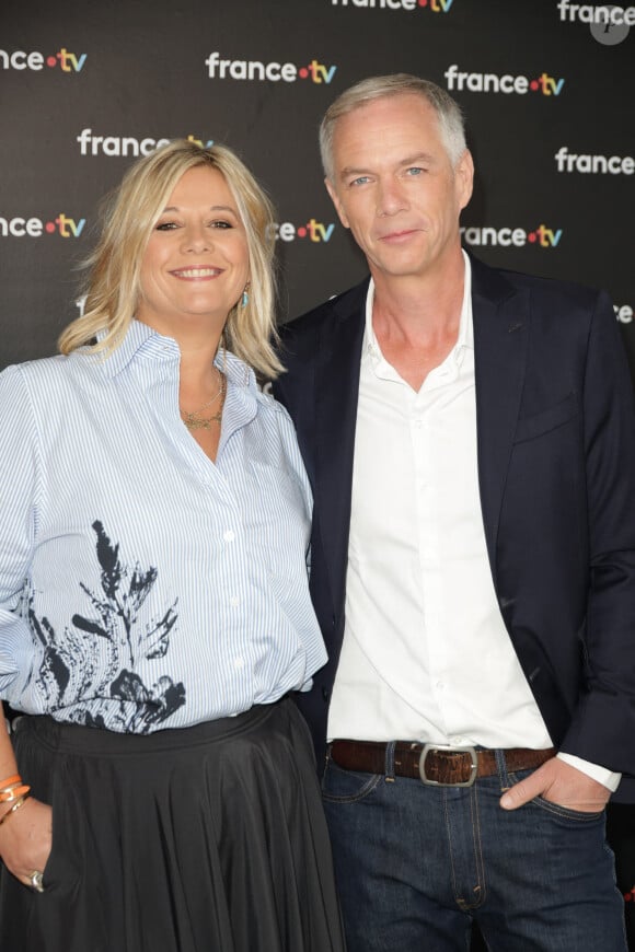 Lorsqu'il est à l'antenne, Julien Arnaud doit absolument avoir un noeud de cravate parfait !
Flavie Flament et Julien Arnaud au photocall de la conférence de presse de rentrée de France Télévisions à Paris, France, le 4 septembre 2024. © Coadic Guirec/Bestimage 