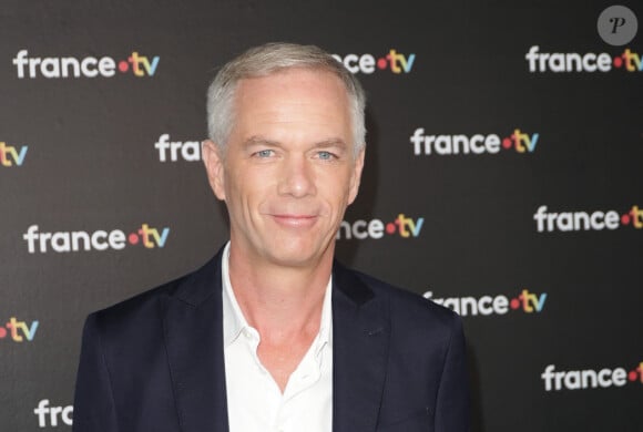 le serrage de cravate ! 
Julien Arnaud au photocall de la conférence de presse de rentrée de France Télévisions à Paris, France, le 4 septembre 2024. © Coadic Guirec/Bestimage 