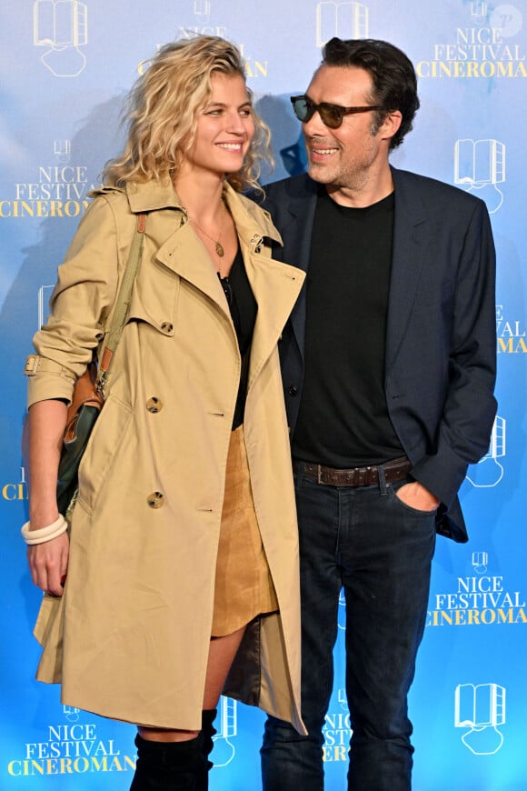 Nicolas Bedos et sa compagne Pauline Desmonts au photocall de la soirée du 8 octobre lors de la 4ème édition du festival Cinéroman à Nice. © Bruno Bebert / Bestimage