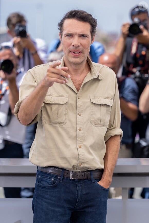 Le réalisateur Nicolas Bedos au photocall de "Mascarade" lors du 75ème Festival International du Film de Cannes, le 28 mai 2022. © Olivier Borde / Bestimage