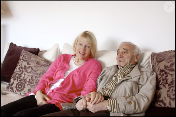 Exclusif - Charles Aznavour dans sa maison dans les Yvelines avec sa femme Ulla le 7 mai 2009.
