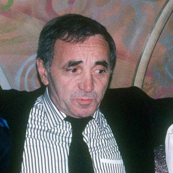 Mais pas que ! 
Charles Aznavour et sa femme Ulla en 1985. Photo : John Barrett/PHOTOlink/ Everett Collection/ABACAPRESS.COM