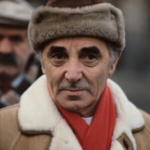 Le chanteur français Charles Aznavour visite la ville de Leninakan alors qu'il arrive en URSS dans le cadre d'une mission caritative visant à aider le peuple arménien victime du tremblement de terre de Spitak du 7 décembre 1988. Gyumri, Arménie, 10 janvier 1989. Photo de Ruben Mangasaryan/Sputnik/ABACAPRESS.COM