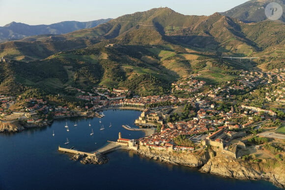 Une commune située dans les Pyrénées Orientales 
Collioure (66): Vue aerienne de la station balneaire et du port de plaisance en ete - Photo by Hedelin F/ANDBZ/ABACAPRESS.COM 