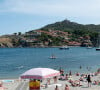 Un lieu parfait pour "vivre au ralenti" 
Collioure (66) : touristes sur la plage en ete, poste de surveillance avec surveillant de baignade et au loin les residences du front de mer - Photo by Delmarty J/ANDBZ/ABACAPRESS.COM - 