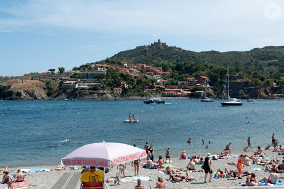 Un lieu parfait pour "vivre au ralenti" 
Collioure (66) : touristes sur la plage en ete, poste de surveillance avec surveillant de baignade et au loin les residences du front de mer - Photo by Delmarty J/ANDBZ/ABACAPRESS.COM - 