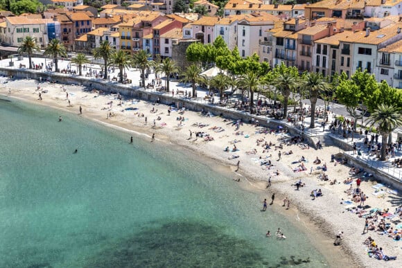 A savoir Collioure
Collioure (66) : touristes sur la plage de Port d'Avall, promenade avec palmiers et les maisons et immeubles du front de mer, paysage du littoral de la Cote Vermeille -Photo by Lacombe L/ANDBZ/ABACAPRESS.COM 