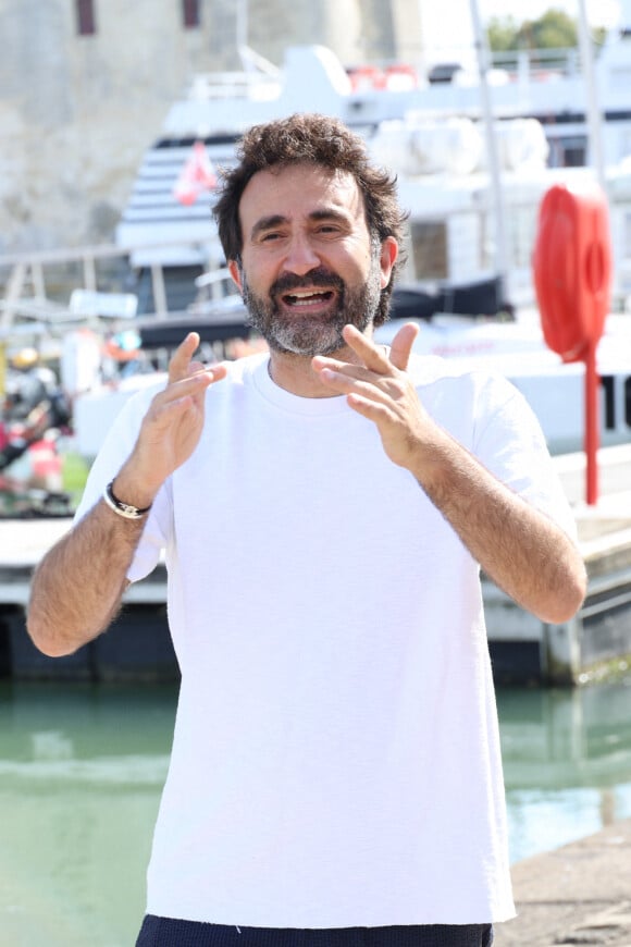 Mathieu Madenian en photocall lors de la 25ème édition du Festival de la fiction de la Rochelle, France, le 15 septembre 2023. © Denis Guignebourg/BestImage 