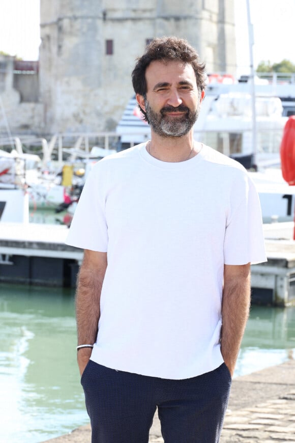 Mathieu Madenian en photocall lors de la 25ème édition du Festival de la fiction de la Rochelle, France, le 15 septembre 2023. © Denis Guignebourg/BestImage 