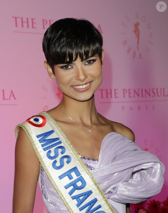 Eve Gilles s'apprête à céder sa couronne de Miss France
Eve Gilles (Miss France 2024) - Photocall du 5ème gala de charité de l'association "Les Bonnes Fées" à l'occasion de la campagne mondiale "Octobre Rose" à l'hôtel Peninsula, Paris le 3 octobre 2024.