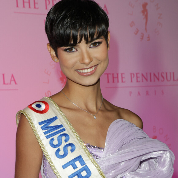 Eve Gilles s'apprête à céder sa couronne de Miss France
Eve Gilles (Miss France 2024) - Photocall du 5ème gala de charité de l'association "Les Bonnes Fées" à l'occasion de la campagne mondiale "Octobre Rose" à l'hôtel Peninsula, Paris le 3 octobre 2024.