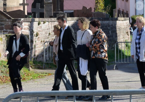 Fanny Groll, mère de Lina, arrive à l'église Saint-Arnould à Plaine pour les obsèques de sa fille, le 25 octobre 2024. Photo by Christoph de barry/ABACAPRESS.COM